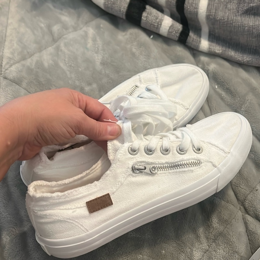 Women’s blowfish sneakers super cute